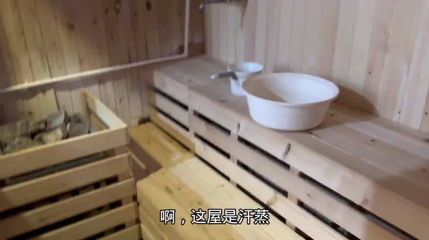 宾馆澡堂子免费，妹子用冷水洗澡，水流自动喷射，还有意外惊喜