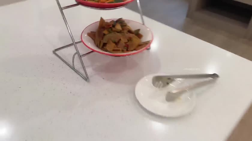 妹子住温泉酒店，300元一晚，素颜出镜，早起练瑜伽