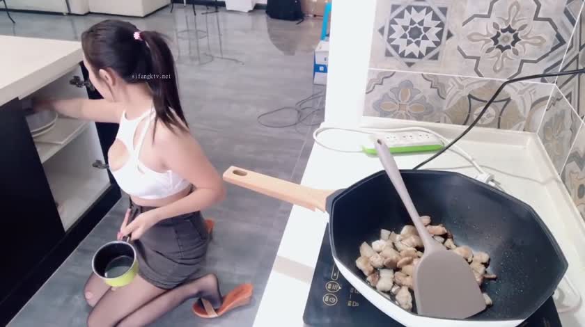 美女素颜在家做辣椒炒肉，不放一滴油，看着就有食欲