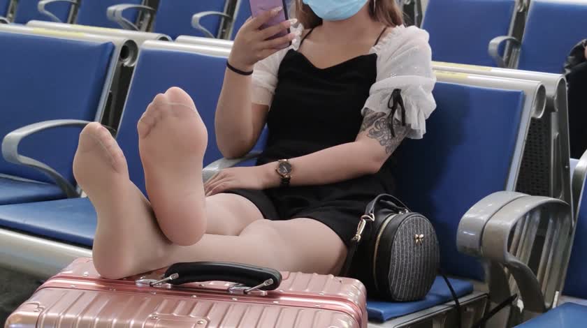 K&M 189-候车室美女，行李箱上“释放”自己的原味肉丝
