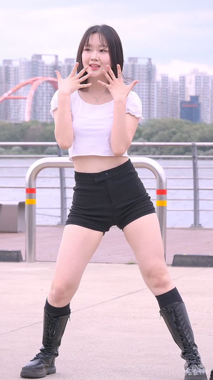 4X4 crew - MAGNETIC (승아) 직캠 [여의도한강공원 버스킹]