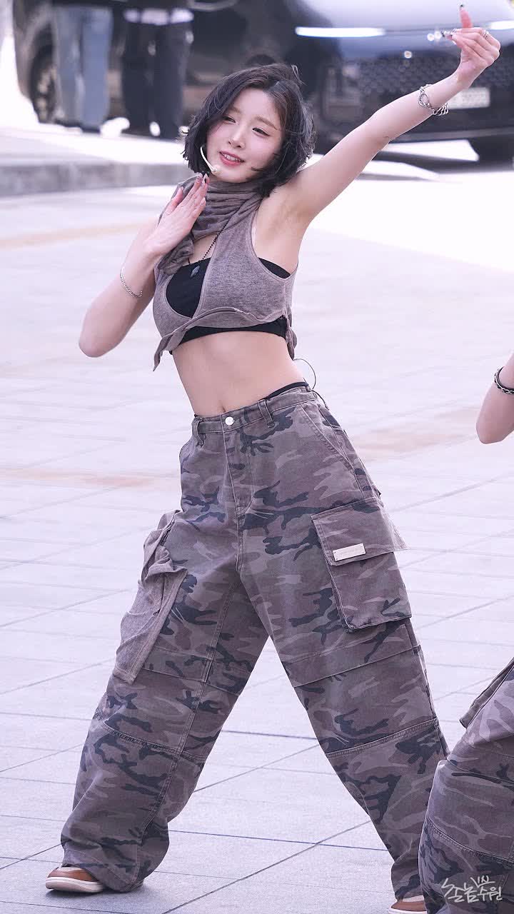 퍼플키스 (PURPLE KISS) - Zombie (유키) 직캠 [신촌 spoiler busking]
